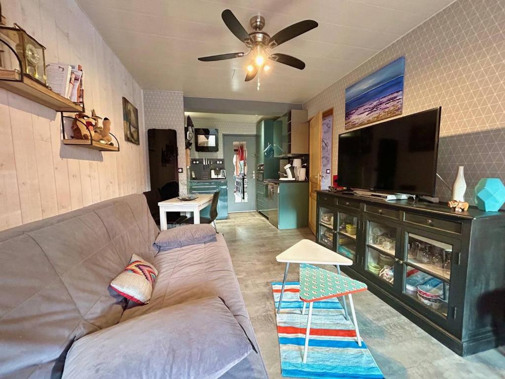 un salon avec un canapé et une télévision à écran plat dans l'établissement Superbe T2 Rez-de-Jardin Proche Plage avec Terrasse et Parkings - Argelès-sur-Mer - FR-1-388-220, à Argelès-sur-Mer