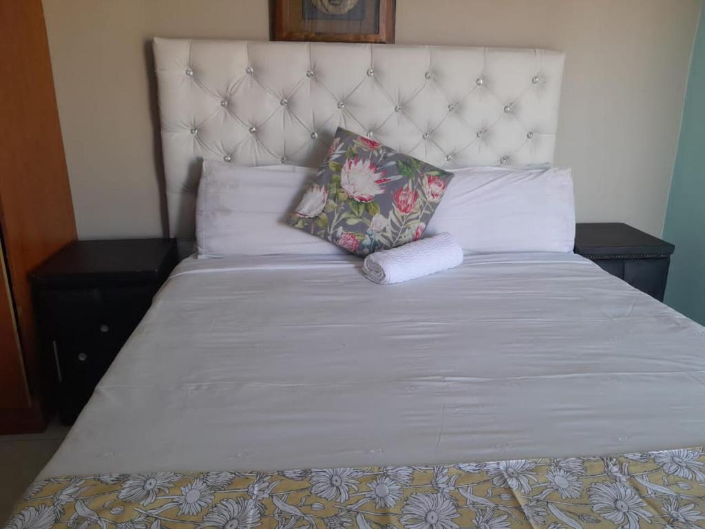 Rúm í herbergi á Eeufees Guesthouse