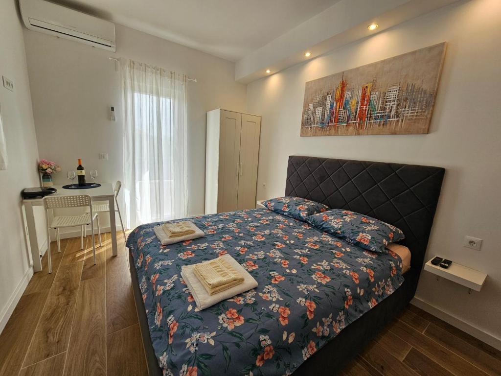 een kleine slaapkamer met een bed en een tafel bij Room Ela in Donji Seget