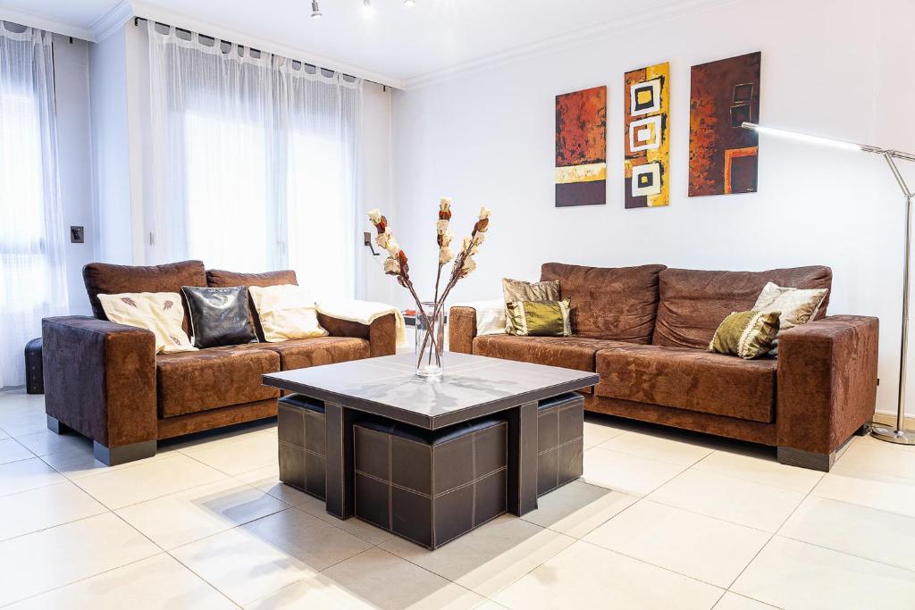 Sala de estar con 2 sofás y mesa en AndBnB I 3 Habitaciones con Terraza y Parking en Ordino