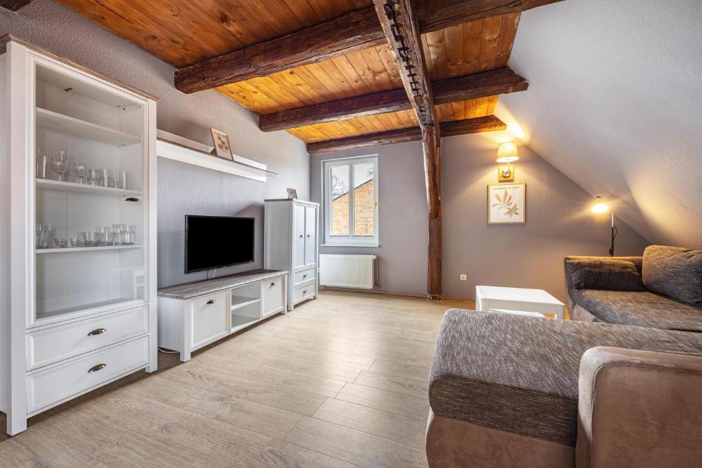 een woonkamer met een bank en een tv bij Kranichhorst 7 in Buchholz