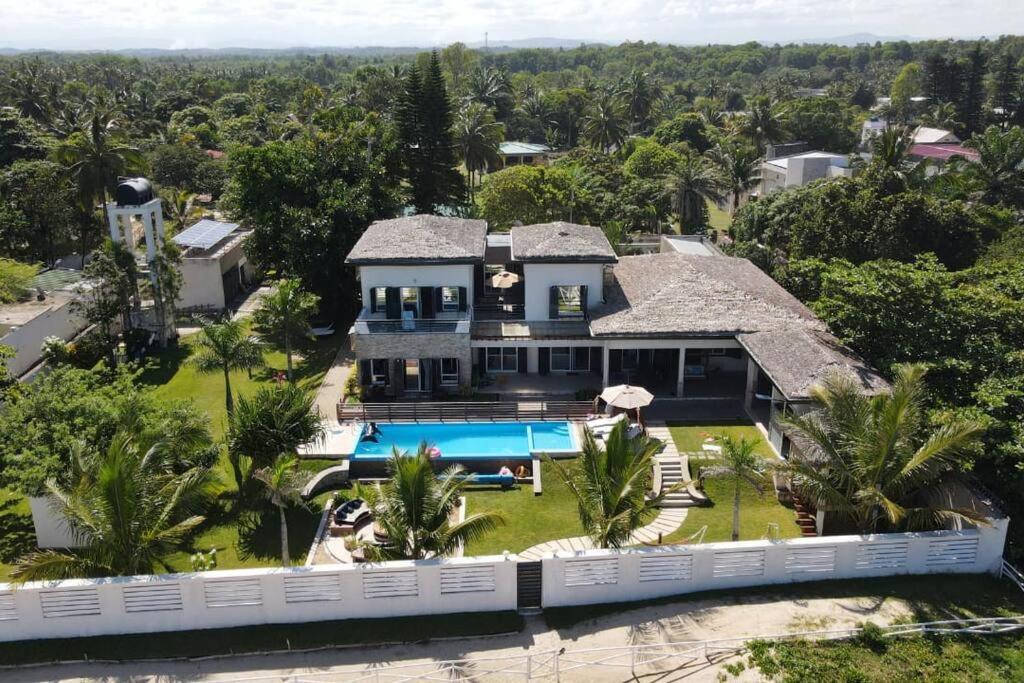 an aerial view of a house with a swimming pool at VILLA - MER - PISCINE - JARDIN in Foulpointe