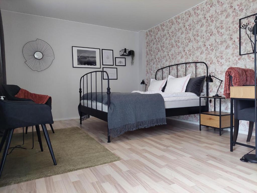 1 dormitorio con 1 cama, mesa y sillas en B&B Villa Orion, en Sölvesborg