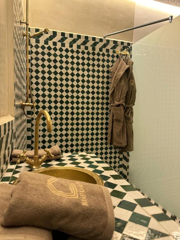 Koupelna v ubytování RIAD KS & SPA