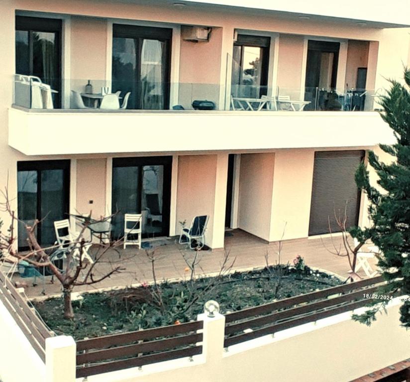un edificio con balcón con sillas y mesas en Villa Marina ixia, Rodos, en Ixia