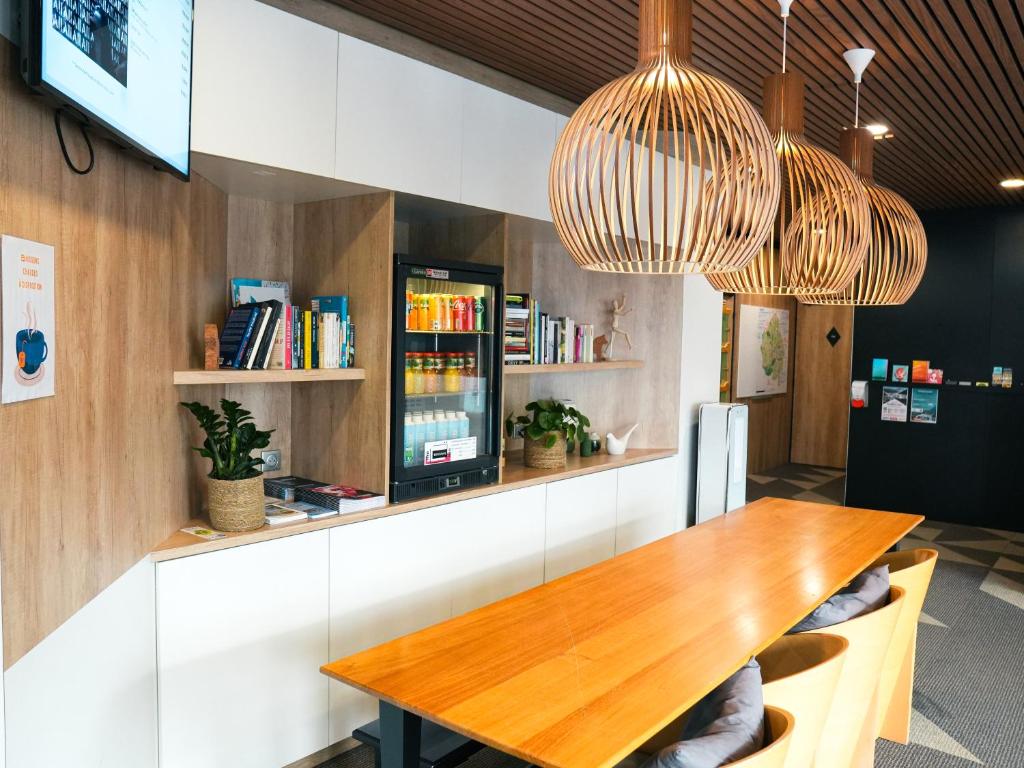 TV a/nebo společenská místnost v ubytování ibis Styles Caen Centre Historique