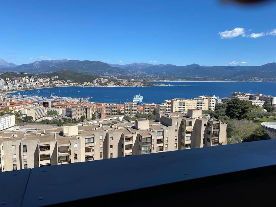 une vue d'une ville et d'un plan d'eau dans l'établissement Superbe appartement sur les hauteurs d’Ajaccio, à Ajaccio