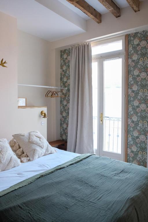 une chambre avec un grand lit et une fenêtre dans l'établissement Villa Juliette - Plage et falaises en famille, au Tréport