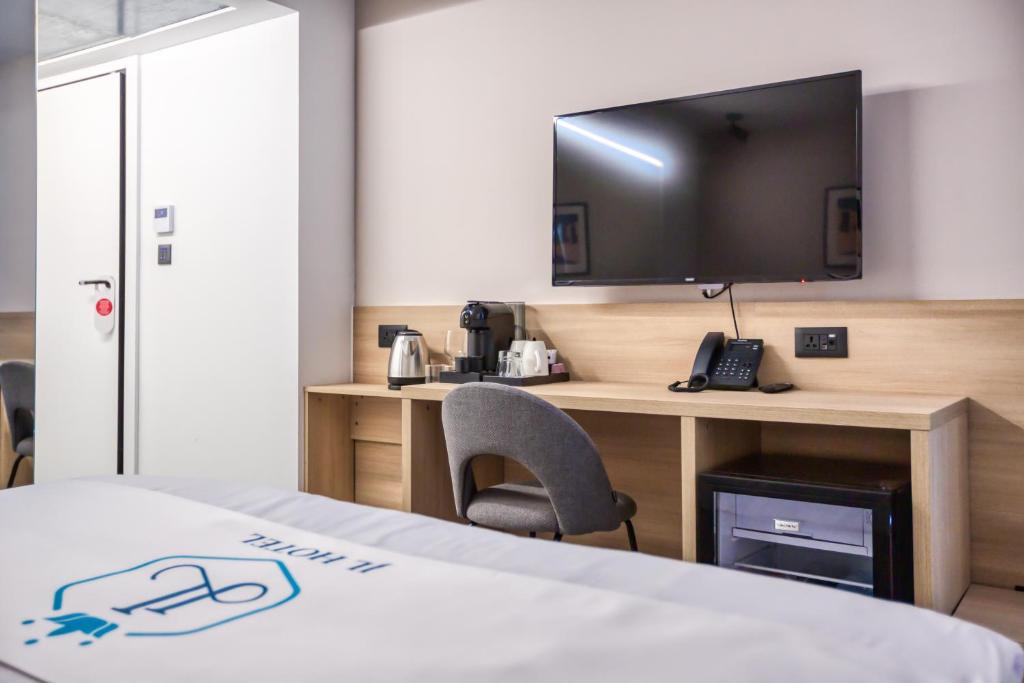 Postel nebo postele na pokoji v ubytování JL Hotel