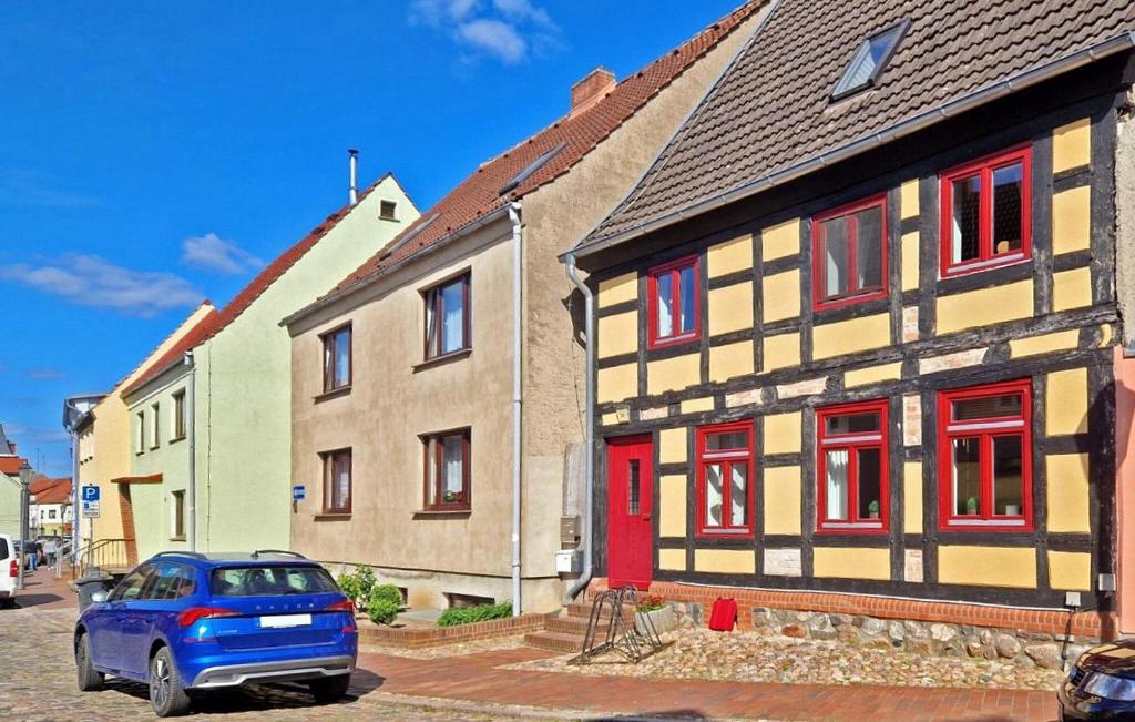 een blauwe auto geparkeerd voor een huis bij Amazing Apartment In Rbel-mritz With Kitchen in Röbel