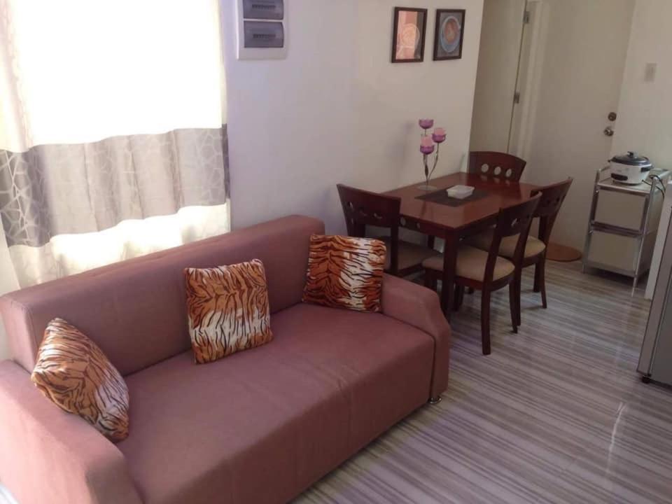 un soggiorno con divano e tavolo di Al Manzil a General Santos