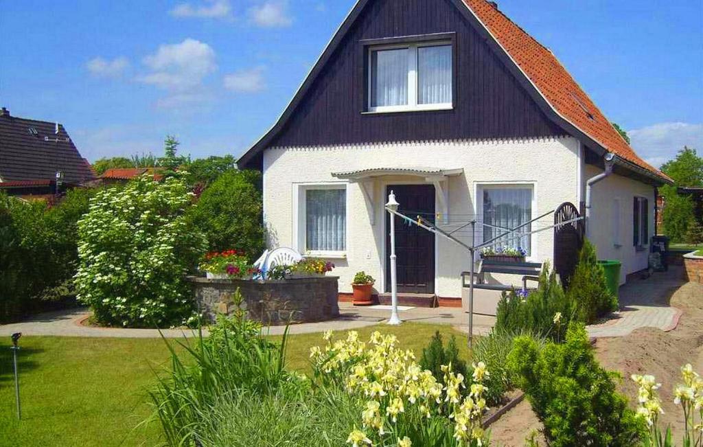 una pequeña casa blanca con techo rojo en 2 Bedroom Pet Friendly Home In Plau Am See, en Plau am See