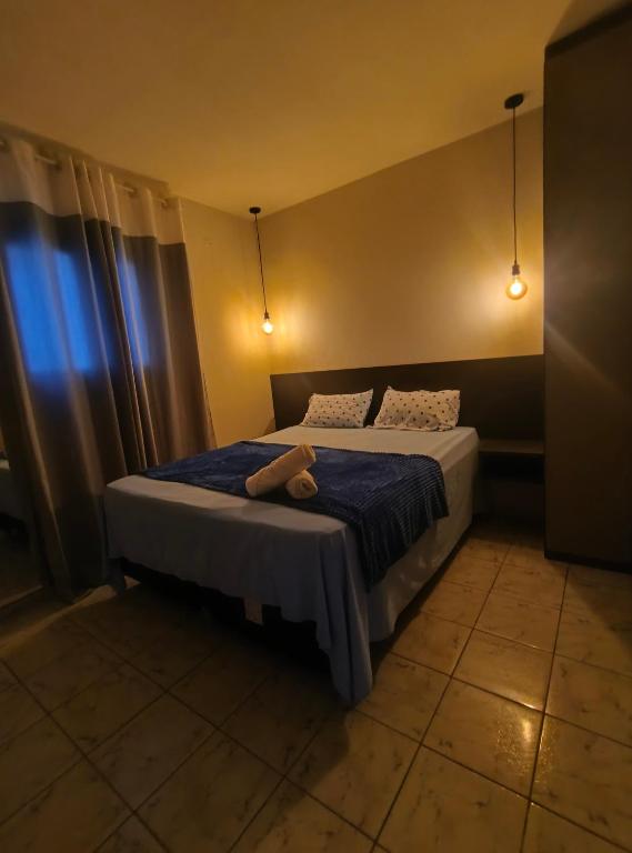 - une chambre avec un lit et une couette bleue dans l'établissement Minha casa fora de casa, à João Pessoa