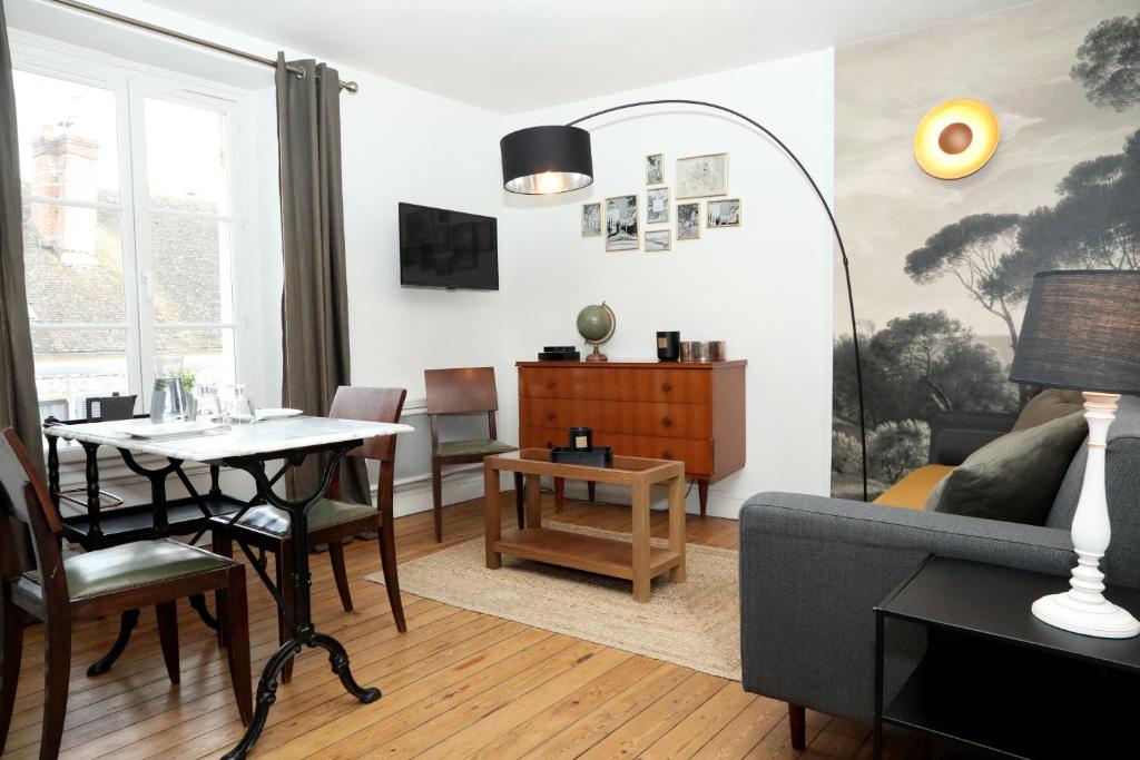 - un salon avec un canapé et une table dans l'établissement Suite Lavarande by La Boîte En Plus, à Senlis