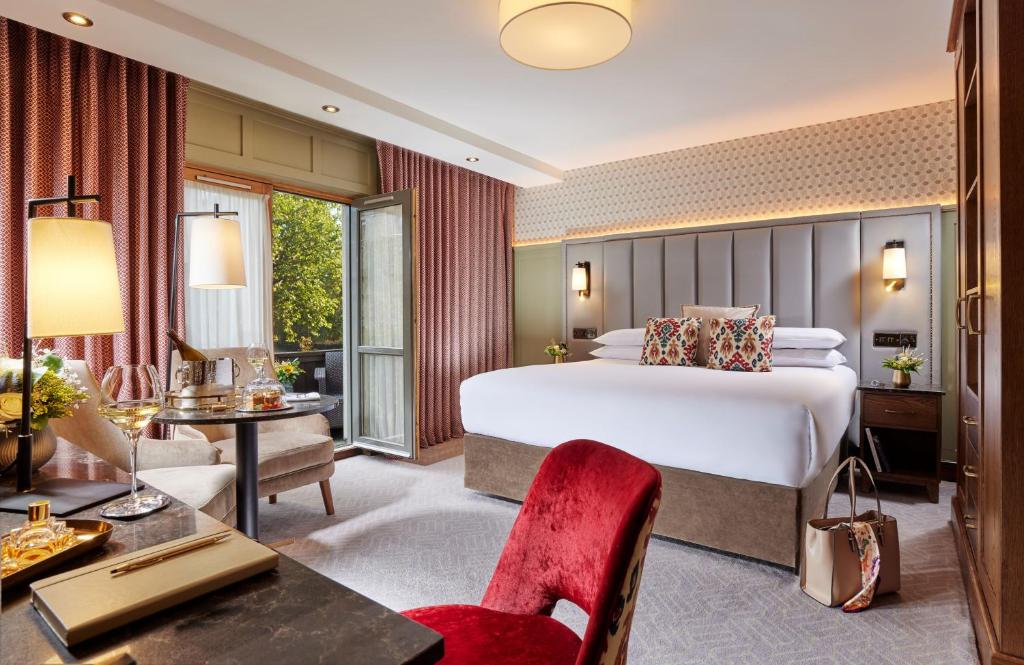 ウェストポートにあるウエストポイント プラザ ホテル スパ ＆ レジャーの大きなベッドとデスクが備わるホテルルームです。