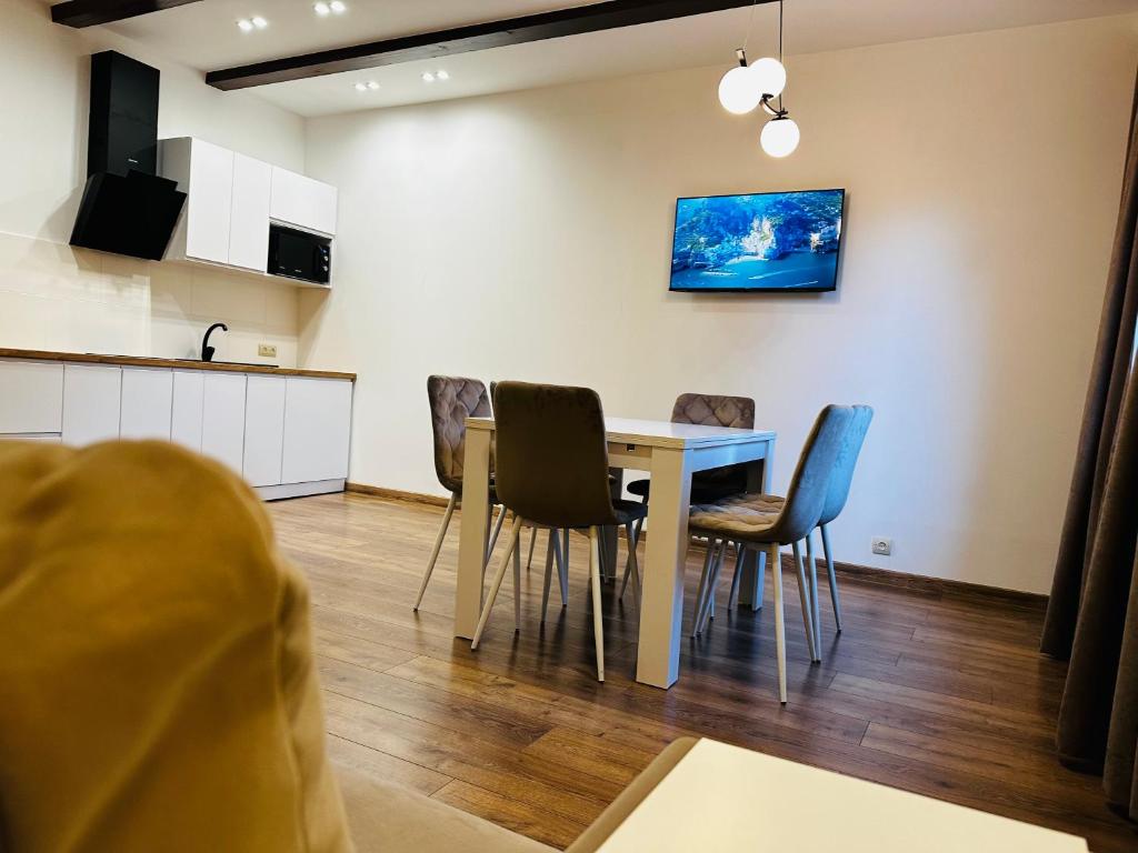 TV a/nebo společenská místnost v ubytování Erney Laz Hotel