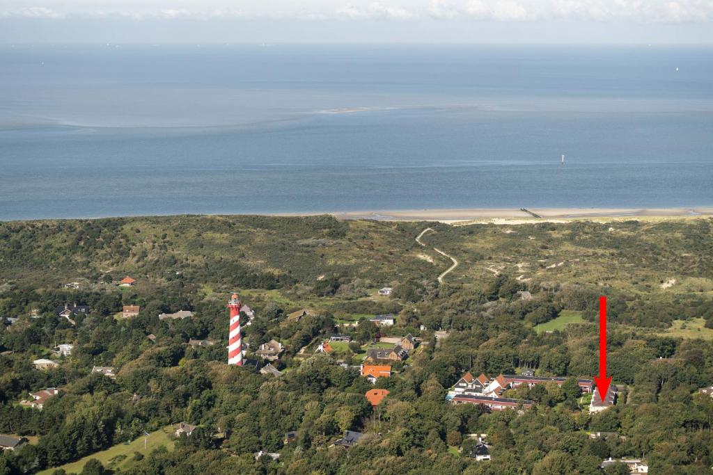 uma vista aérea de uma cidade e da praia em Ferienwohnung Westerlicht - Apartment am Leuchtturm - De Torenhoeve em Nieuw-Haamstede