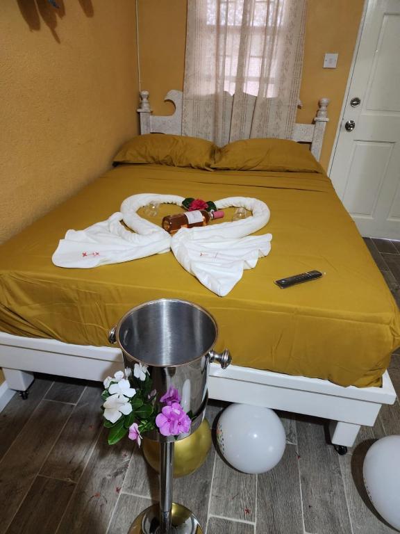Postel nebo postele na pokoji v ubytování Rose Hideaway