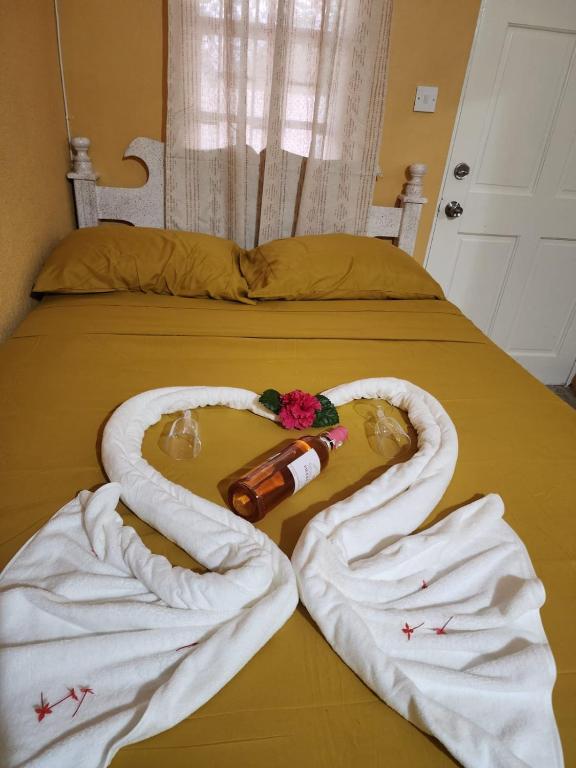 Postel nebo postele na pokoji v ubytování Rose Hideaway