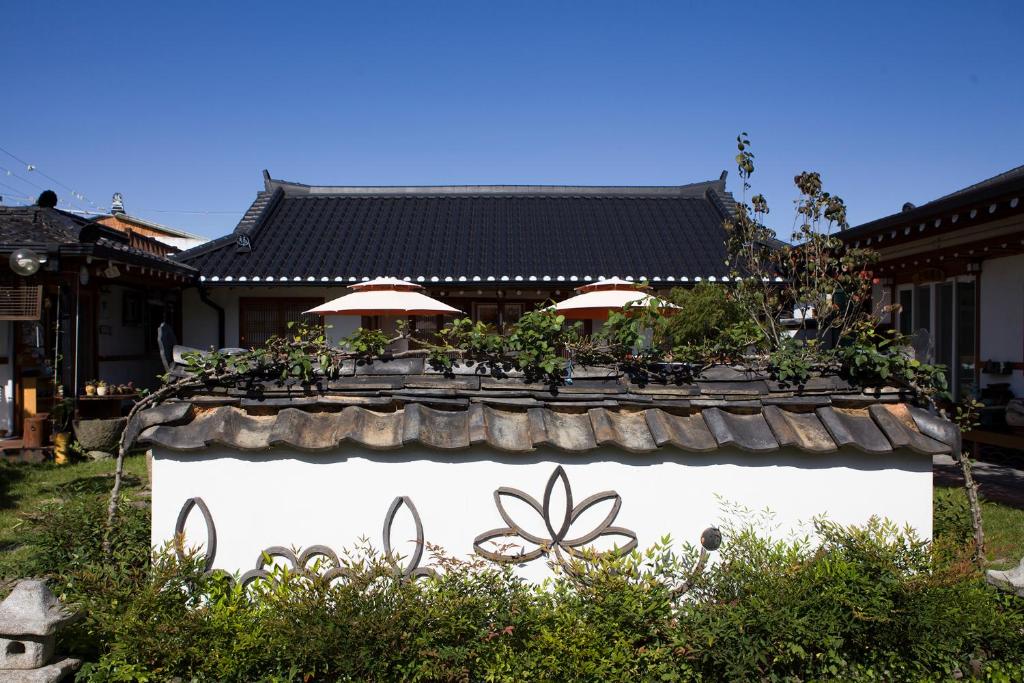 Ein Garten an der Unterkunft Hanok Raon