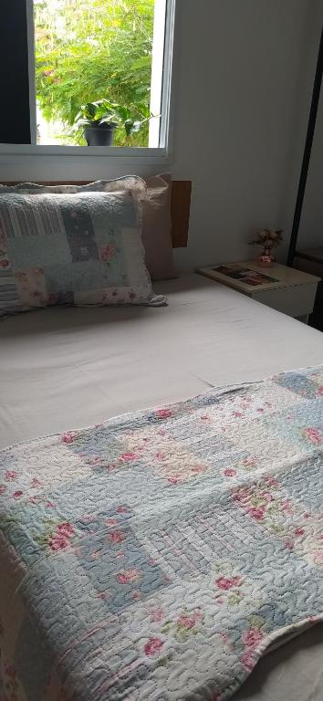 1 dormitorio con una alfombra en el suelo y una ventana en Suíte completa em condomínio fechado, en Petrolina