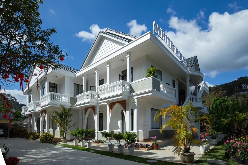 VILLA WHITE HOUSE ĐÀ LẠT, Ấp Ðinh An (1) (giá cập nhật 2025)
