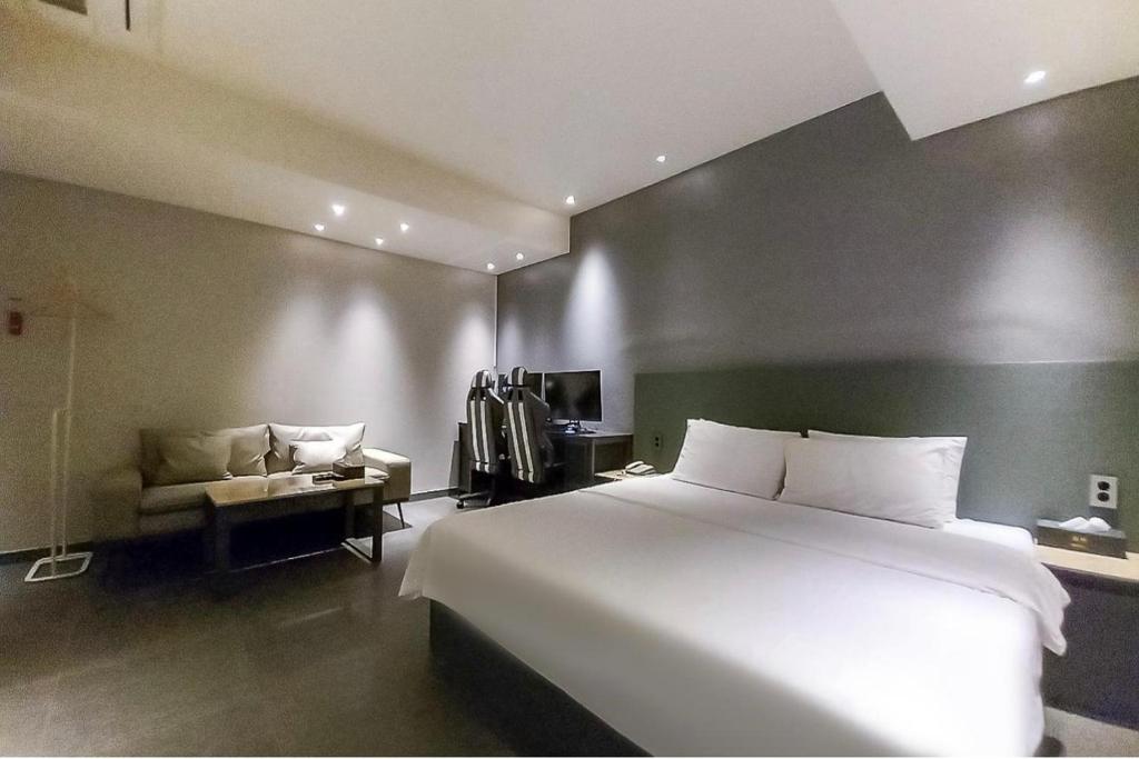 Postel nebo postele na pokoji v ubytování HOTEL MYEONG JAK