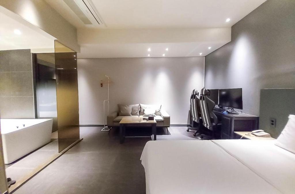 Postel nebo postele na pokoji v ubytování HOTEL MYEONG JAK