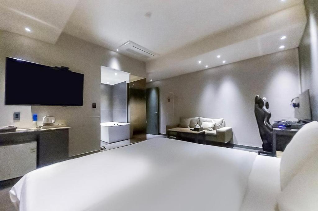 Postel nebo postele na pokoji v ubytování HOTEL MYEONG JAK