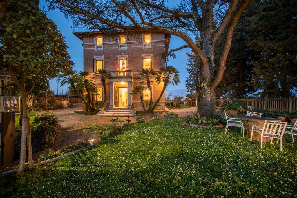 una casa con luces encendidas en el patio en Villa Elvira 1931 en Siena