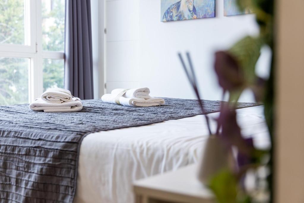 Una habitación de hotel con una cama con toallas. en INSIDEHOME Apartments - Val Central, en Valladolid