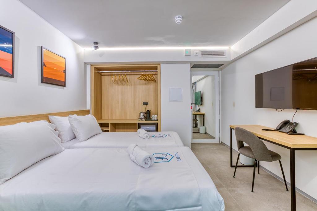 Postel nebo postele na pokoji v ubytování JL Hotel