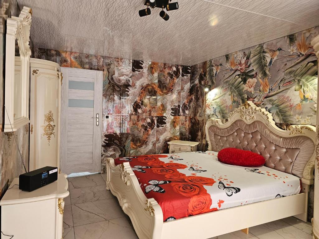Schlafzimmer mit einem Bett mit Blumentapete in der Unterkunft Willa Magdalena in Świnoujście