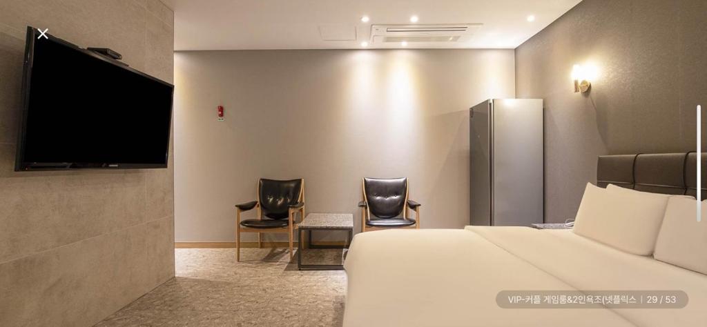 TV a/nebo společenská místnost v ubytování HOTEL MYEONG JAK