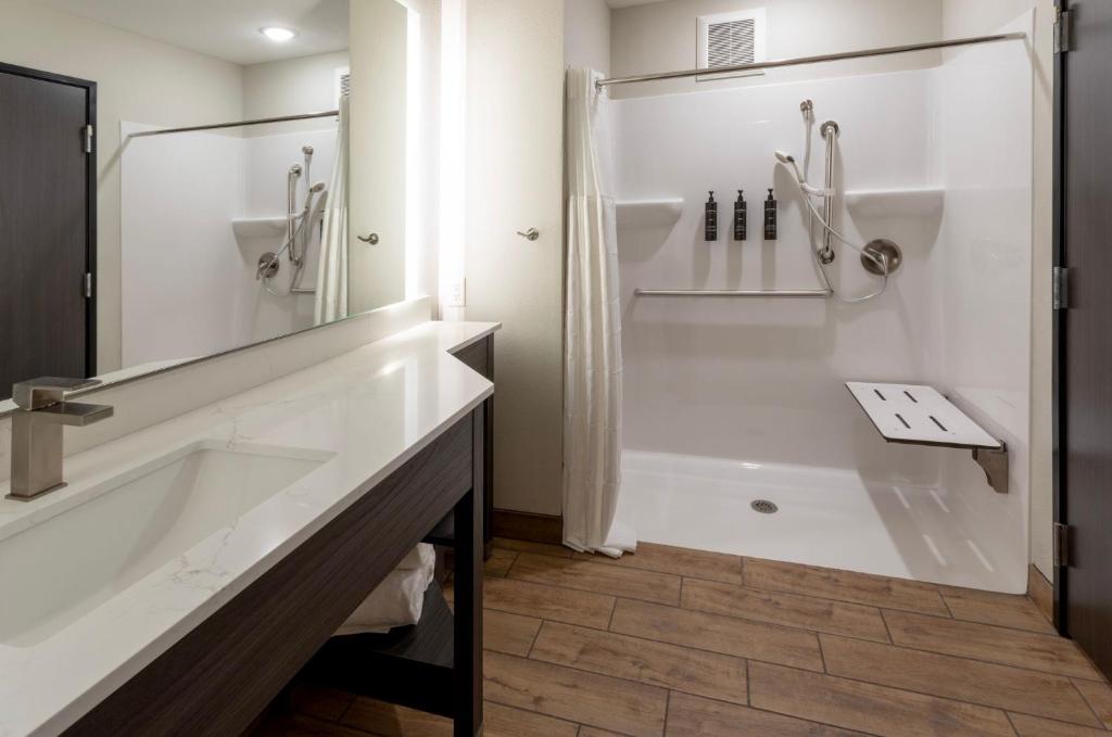 GrandStay Hotel & Suites Algona - Queen Kamer - Toegang Voor Gehandicapten