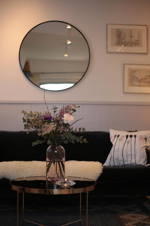 Posezení v ubytování HaHa Nordic Home Partille Large 3BR Home for 7 Guests with 2 Kitchens, Garden & Parking