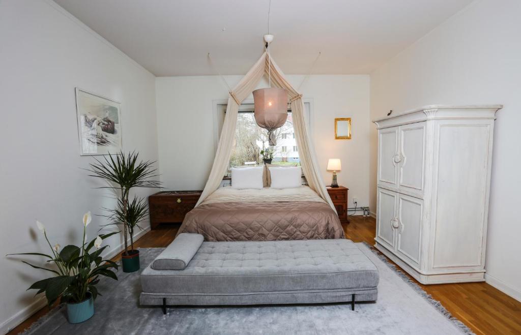 ein Schlafzimmer mit einem Himmelbett und einer Kommode in der Unterkunft Haha in Göteborg