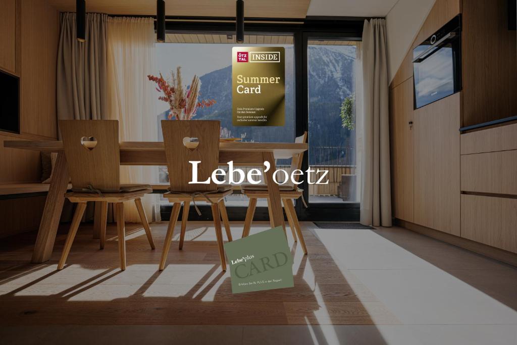 una cucina con tavolo e sedie e un cartello che legge quercia lebbrosa di Lebe`oetz - Das Ferienapartmenthaus im Zentrum von Oetz a Oetz