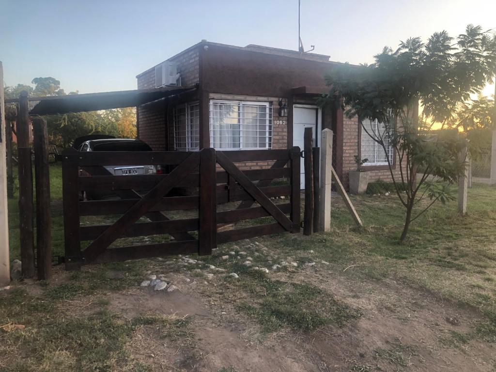 een huis met een houten hek ervoor bij Casa amoblada hasta 3 personas in Merlo