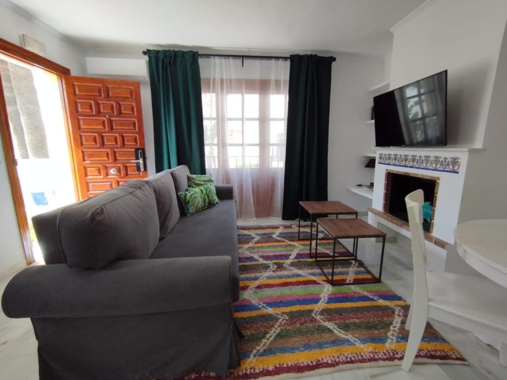 Televízia a/alebo spoločenská miestnosť v ubytovaní Apartamento Soleado Vera Costa, 200 m de la playa