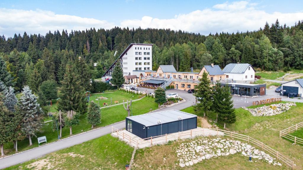 - une vue aérienne sur un complexe avec un bâtiment dans l'établissement Hotel Zerrenpach Látky, à Látky