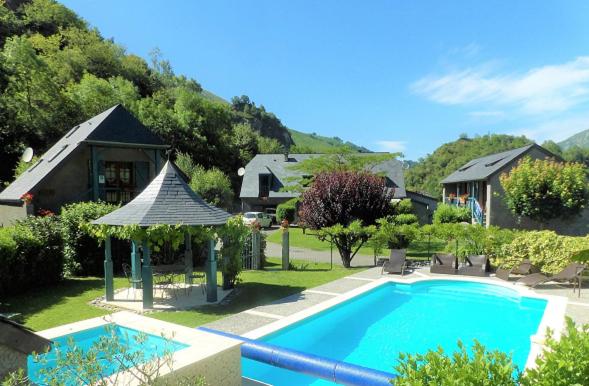 een groot zwembad voor een huis bij Gîte de groupe La Gloriette in Geu