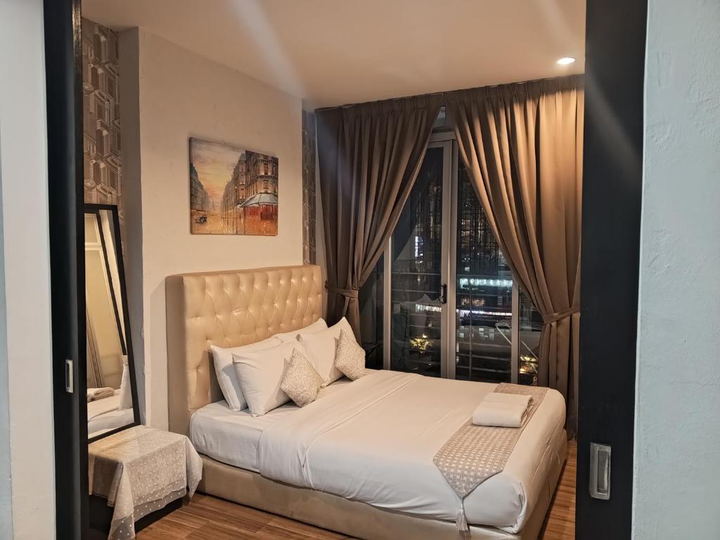 - une chambre avec un lit et une fenêtre dans l'établissement Taragon starlight, à Kuala Lumpur