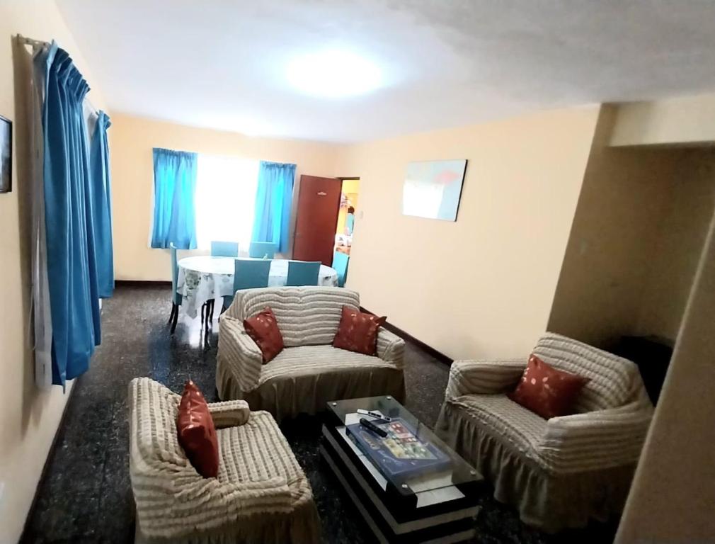 un soggiorno con 2 divani e un tavolo di Apartamentos Gutierrez a Lima