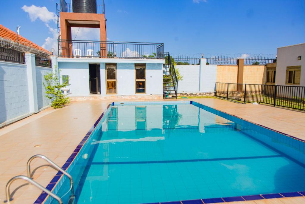 uma piscina no telhado de um edifício em Blanket Suites em Kampala