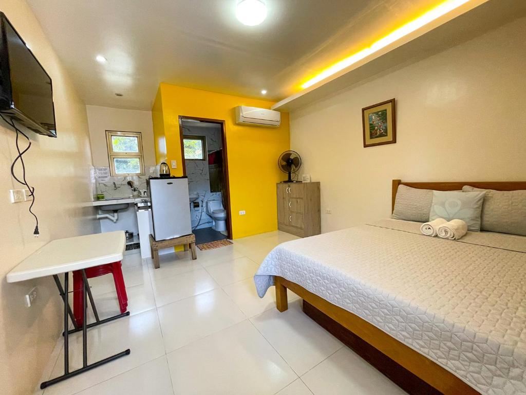 Postel nebo postele na pokoji v ubytování Villa Pamana Inn Puerto Galera powered by Cocotel