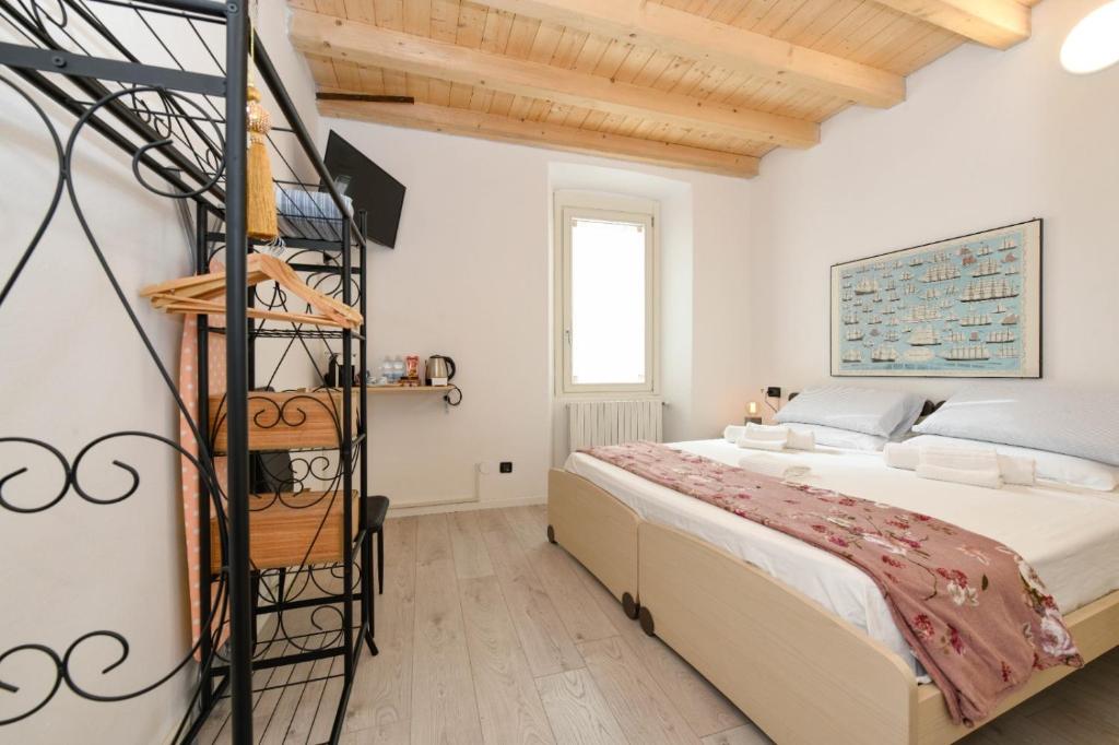 um quarto com uma cama e uma escada em espiral em Casa Daniela em Desenzano del Garda