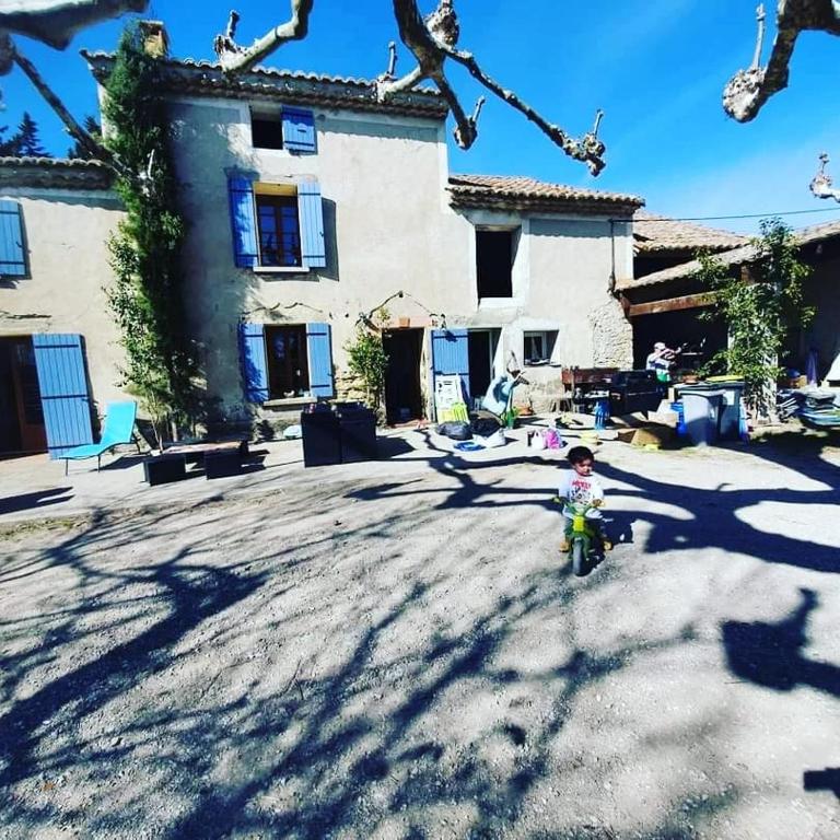 un jeune enfant à bord d'une moto au milieu d'une rue dans l'établissement La Ferme Des Demoiselles, à Sarrians