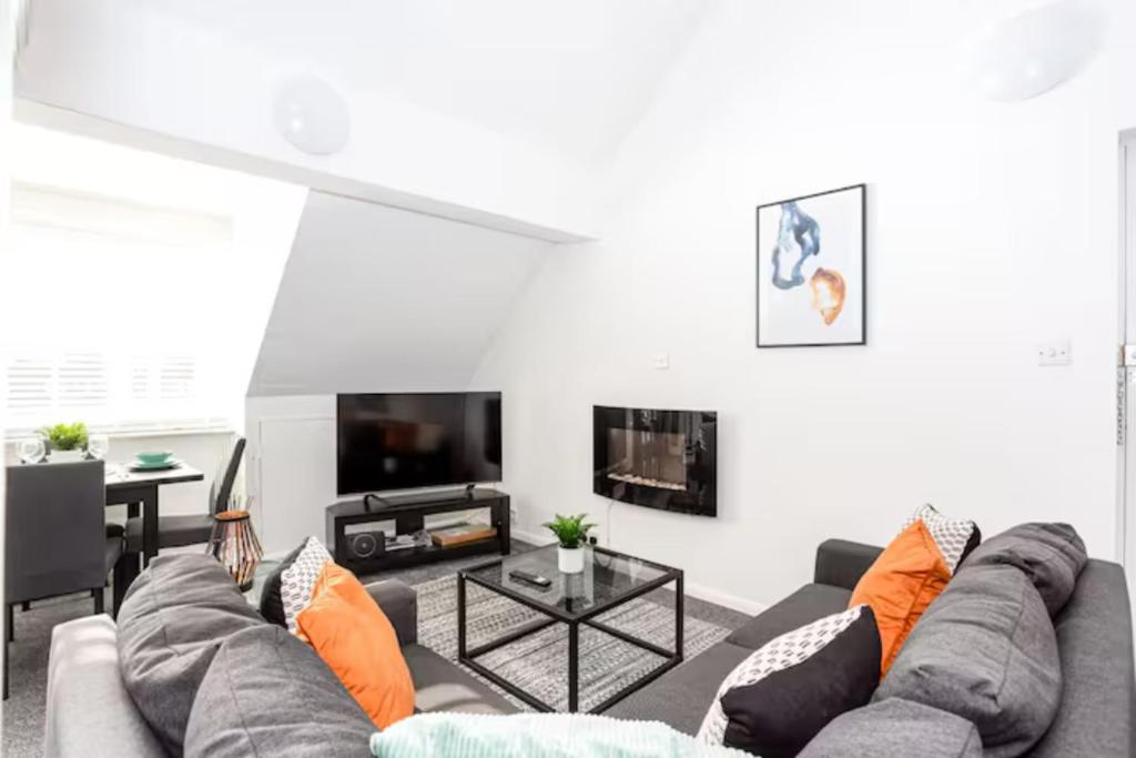 Et sittehjørne på Loft Style Apartment w/ Parking, in Leigh-on-Sea