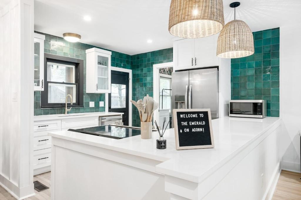 Kuchyň nebo kuchyňský kout v ubytování Emerald On Acorn - Hot Tub & Fire Pit